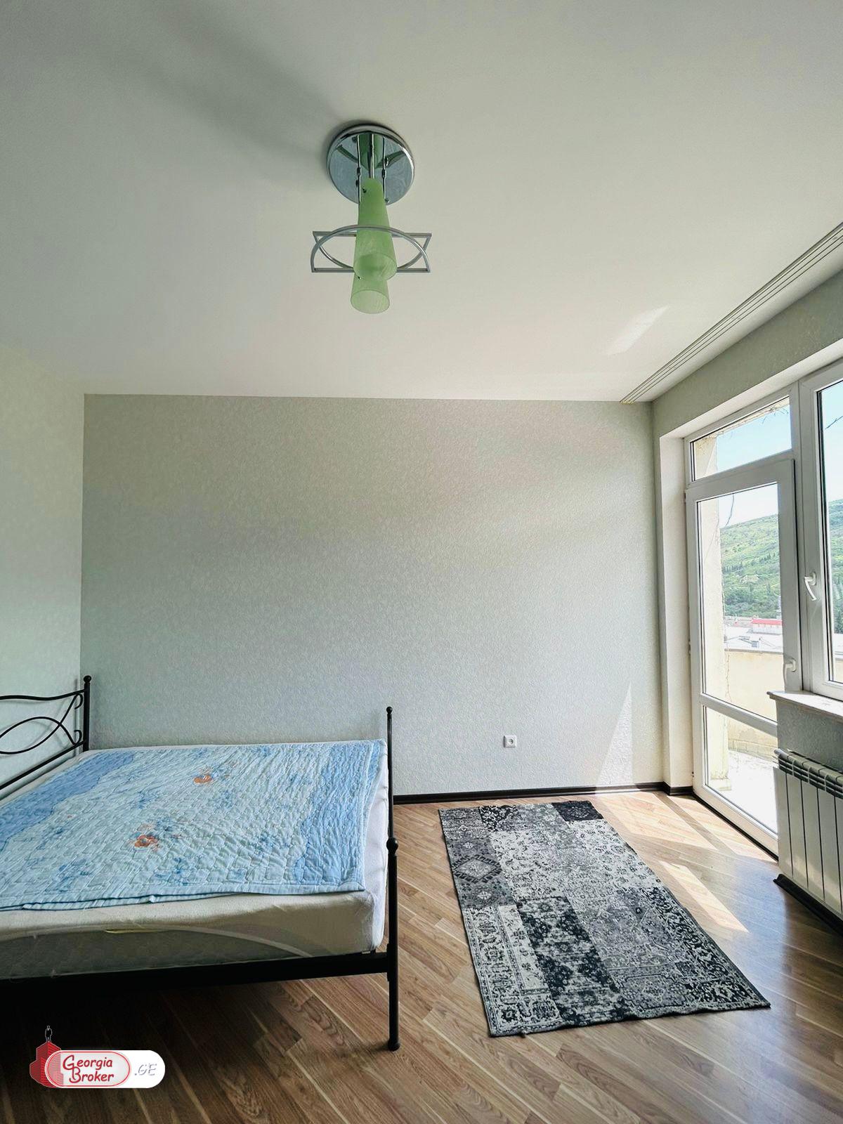 იყიდება ახალი გარემონტებული 5 ოთახიანი ბინა ვაკეში